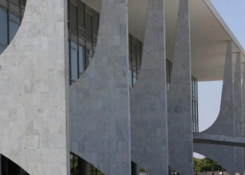 Governo Lula anuncia reembolso-creche e redução da jornada para terceirizados da administração pública federal, beneficiando milhares de trabalhadores.
