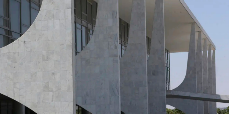 Governo Lula anuncia reembolso-creche e redução da jornada para terceirizados da administração pública federal, beneficiando milhares de trabalhadores.