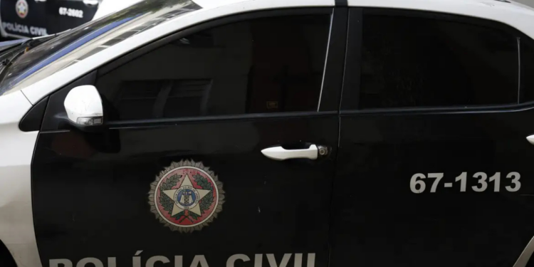 Operação da Polícia Civil do RJ apreende canetas emagrecedoras e anabolizantes ilegais em ônibus vindo do Paraguai. Casal é preso em flagrante.
