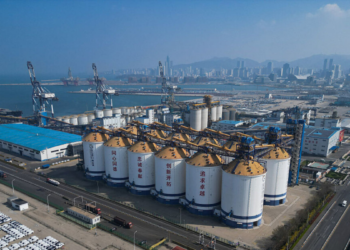 Crise no Estreito de Ormuz e possíveis mudanças na política da China elevam preços do ácido sulfúrico e afetam cadeias globais de fertilizantes e mineração.