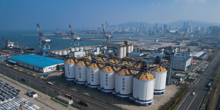 Crise no Estreito de Ormuz e possíveis mudanças na política da China elevam preços do ácido sulfúrico e afetam cadeias globais de fertilizantes e mineração.