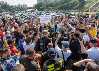 Motoristas de aplicativo protestam em São Paulo contra o PL 152/2025, que propõe mudanças na regulamentação do transporte e entregas.