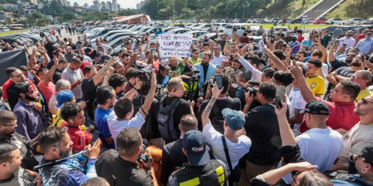 Motoristas de aplicativo protestam em São Paulo contra o PL 152/2025, que propõe mudanças na regulamentação do transporte e entregas.