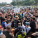 Motoristas de aplicativo protestam em São Paulo contra o PL 152/2025, que propõe mudanças na regulamentação do transporte e entregas.