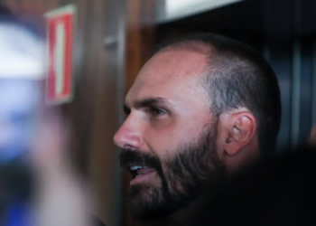 Eduardo Bolsonaro não participou de interrogatório no STF. Caso envolve acusação de coação no curso do processo e tramita sob relatoria de Alexandre de Moraes.