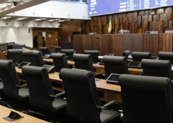 TRE-RJ retotaliza votos das eleições de 2022 e confirma mudança na Alerj, com impacto em mandatos e suplência de deputados estaduais.