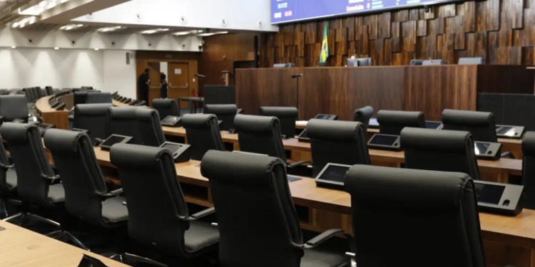 TRE-RJ retotaliza votos das eleições de 2022 e confirma mudança na Alerj, com impacto em mandatos e suplência de deputados estaduais.