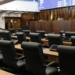 TRE-RJ retotaliza votos das eleições de 2022 e confirma mudança na Alerj, com impacto em mandatos e suplência de deputados estaduais.