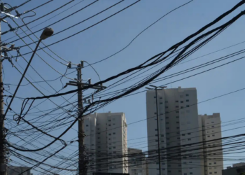Nova legislação no Rio de Janeiro endurece punições contra ferros-velhos que vendem cobre ilegal, com interdição e fechamento em casos de reincidência.