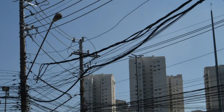 Nova legislação no Rio de Janeiro endurece punições contra ferros-velhos que vendem cobre ilegal, com interdição e fechamento em casos de reincidência.