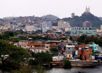 Justiça converte prisão em flagrante em preventiva de casal preso com armas na Dutra. Segundo investigação, armamento seria destinado a facção no Complexo da Penha, no Rio.