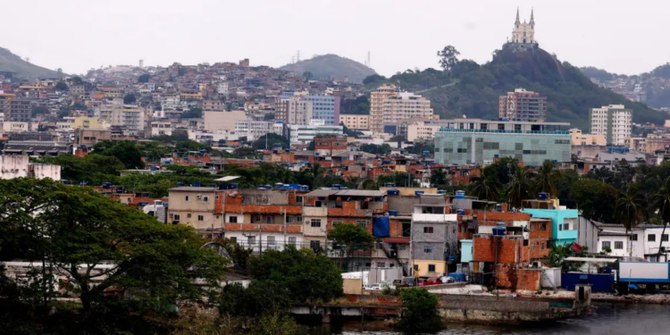 Justiça converte prisão em flagrante em preventiva de casal preso com armas na Dutra. Segundo investigação, armamento seria destinado a facção no Complexo da Penha, no Rio.