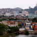 Justiça converte prisão em flagrante em preventiva de casal preso com armas na Dutra. Segundo investigação, armamento seria destinado a facção no Complexo da Penha, no Rio.
