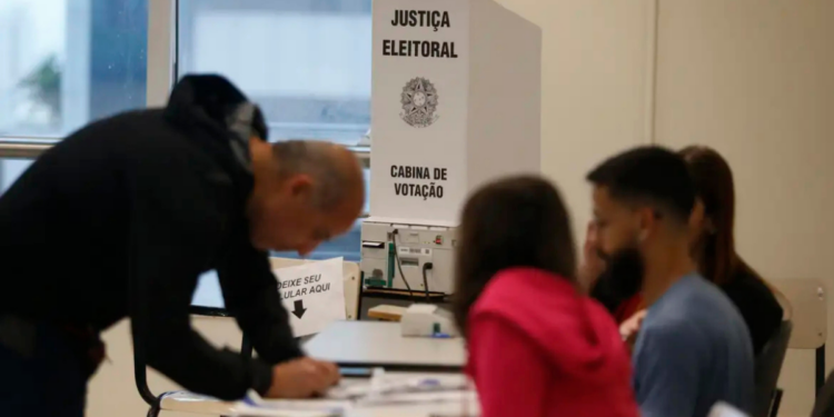 Eleitorado acima de 60 anos cresce 74% no Brasil e amplia influência nas eleições. Grupo já representa quase um quarto dos votantes, segundo levantamento.