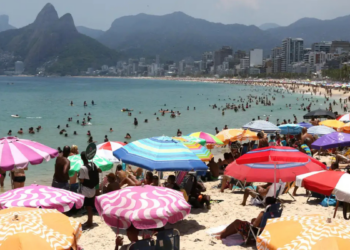 Brasil registra recorde de turistas estrangeiros no primeiro trimestre de 2026, com 3,7 milhões de visitantes e alta de 13% em março, segundo o Ministério do Turismo.