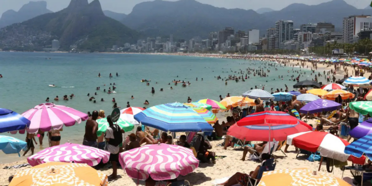 Brasil registra recorde de turistas estrangeiros no primeiro trimestre de 2026, com 3,7 milhões de visitantes e alta de 13% em março, segundo o Ministério do Turismo.