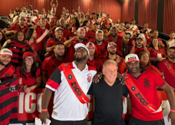 Pré-estreia do documentário sobre Zico reúne público lotando 12 salas no Rio e recria clima de estádio em homenagem à carreira do ídolo do Flamengo.