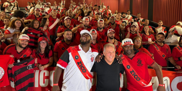 Pré-estreia do documentário sobre Zico reúne público lotando 12 salas no Rio e recria clima de estádio em homenagem à carreira do ídolo do Flamengo.