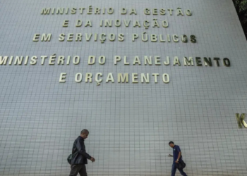 PLDO de 2027 prevê regras automáticas para conter gastos da União em caso de déficit, incluindo limite para pessoal e restrição de benefícios fiscais.