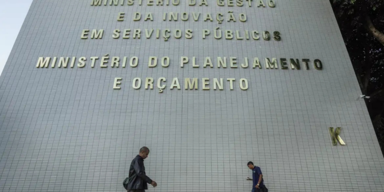 PLDO de 2027 prevê regras automáticas para conter gastos da União em caso de déficit, incluindo limite para pessoal e restrição de benefícios fiscais.