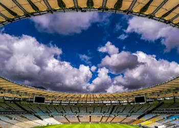 MPRJ retoma campanha #EstamosVigilantes contra racismo e xenofobia no futebol durante jogo da Libertadores no Maracanã, com ações de fiscalização e conscientização.