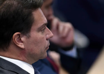 Alexandre Ramagem foi liberado após prisão nos EUA. Ex-deputado havia sido detido na Flórida pelo ICE e é alvo de processo de extradição.