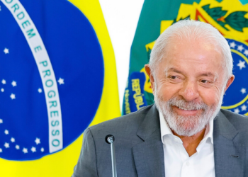 Lula critica aumento de gastos militares no mundo e defende que Brasil priorize investimentos em áreas sociais como educação e combate à fome.