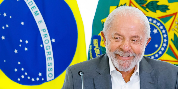 Lula critica aumento de gastos militares no mundo e defende que Brasil priorize investimentos em áreas sociais como educação e combate à fome.