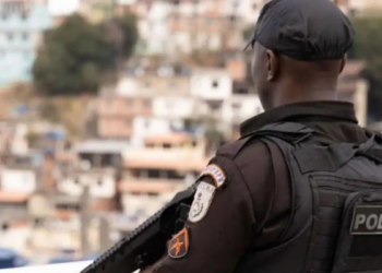 Ministério Público do Rio denuncia 10 PMs por irregularidades em operação na Maré, incluindo invasão de casas e manipulação de câmeras corporais.