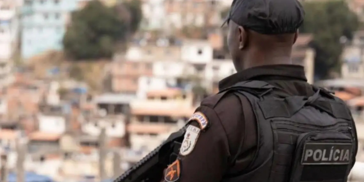 Ministério Público do Rio denuncia 10 PMs por irregularidades em operação na Maré, incluindo invasão de casas e manipulação de câmeras corporais.