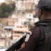 Ministério Público do Rio denuncia 10 PMs por irregularidades em operação na Maré, incluindo invasão de casas e manipulação de câmeras corporais.