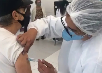 Ministério da Saúde distribui 2,2 milhões de vacinas contra covid-19 e afirma manter abastecimento regular do SUS em todo o Brasil.