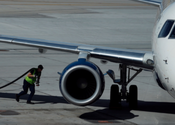 Petrobras investe em combustível sustentável de aviação produzido com etanol e avança na transição energética no Brasil.