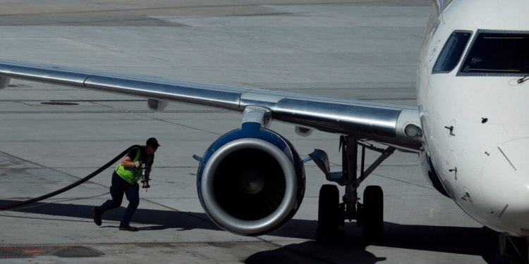 Petrobras investe em combustível sustentável de aviação produzido com etanol e avança na transição energética no Brasil.