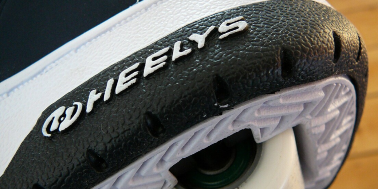 Roger Adams, criador dos tênis Heelys, morre aos 71 anos nos EUA. Produto marcou os anos 2000 e virou sucesso mundial.
