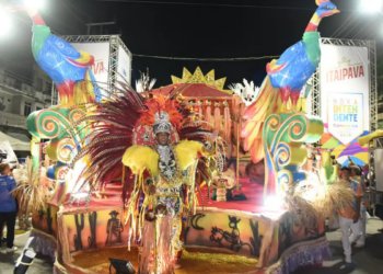 Ordem dos desfiles do Carnaval 2027 no Rio é definida com Mangueira encerrando e Beija-Flor como destaque no domingo.