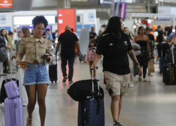 Feriadão no Rio de Janeiro deve movimentar milhões de pessoas em estradas, rodoviária e aeroportos, com aumento no fluxo de veículos e passageiros.