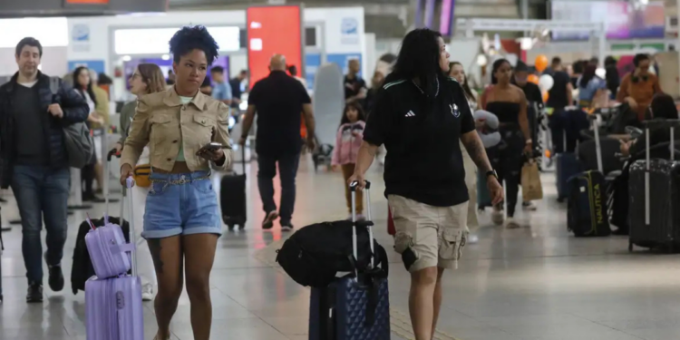 Feriadão no Rio de Janeiro deve movimentar milhões de pessoas em estradas, rodoviária e aeroportos, com aumento no fluxo de veículos e passageiros.