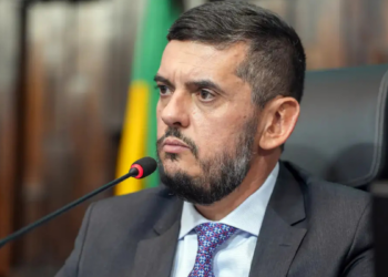 Aliados e advogados negam suposta delação de Rodrigo Bacellar após boato ganhar força nas redes sociais.