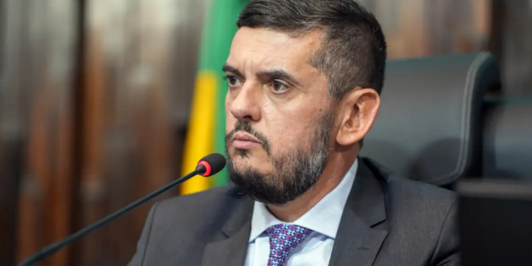 Aliados e advogados negam suposta delação de Rodrigo Bacellar após boato ganhar força nas redes sociais.