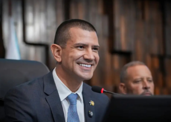 Presidente da Alerj critica judicialização de disputa política, defende diálogo entre poderes e fala sobre desafios fiscais e segurança no Rio.
