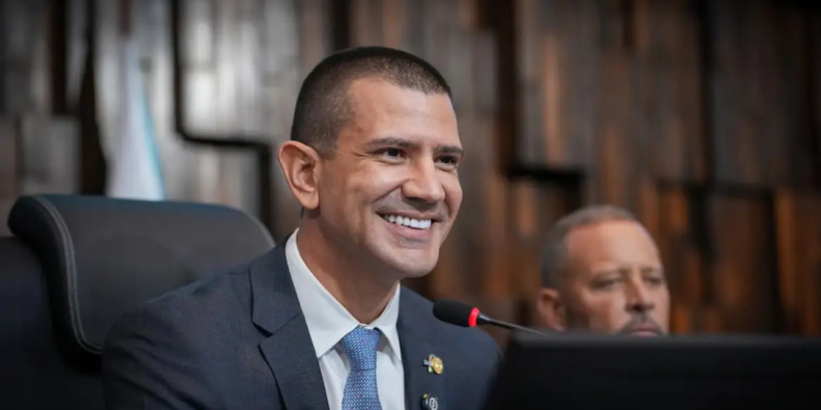 Presidente da Alerj critica judicialização de disputa política, defende diálogo entre poderes e fala sobre desafios fiscais e segurança no Rio.
