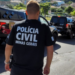 Polícia Civil do RJ investiga esquema de pirâmide financeira que prometia lucros irreais. Onze pessoas foram denunciadas por crimes financeiros.