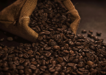 Cafés tradicionais estão usando mais conilon e menos arábica. Entenda o que mudou na mistura e como isso pode afetar a bebida.