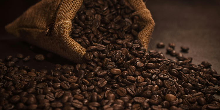 Cafés tradicionais estão usando mais conilon e menos arábica. Entenda o que mudou na mistura e como isso pode afetar a bebida.