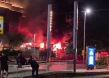 Incêndio atinge área externa do edifício Touring, na Praça Mauá, no Rio. Chamas foram controladas e não houve feridos, segundo autoridades.