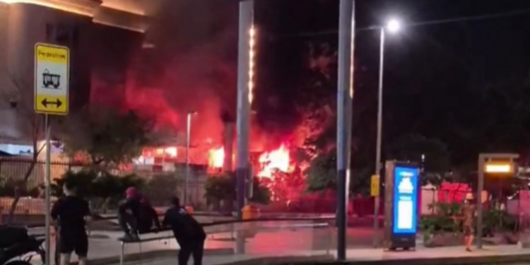 Incêndio atinge área externa do edifício Touring, na Praça Mauá, no Rio. Chamas foram controladas e não houve feridos, segundo autoridades.