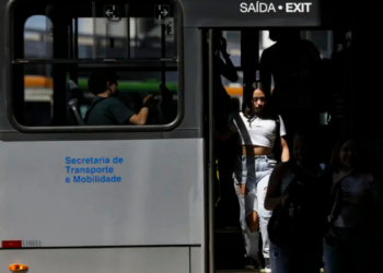 Lei no Rio de Janeiro cria política de combate ao abuso contra mulheres no transporte público, com protocolos de atendimento e canais de denúncia.
