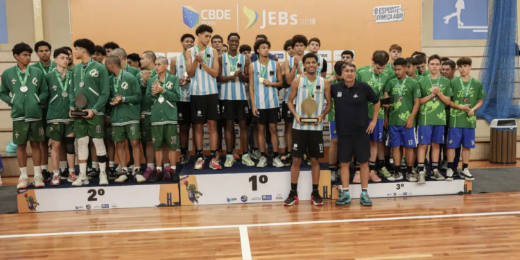 Final dos Jogos Escolares Brasileiros é marcada por emoção após morte de Oscar Schmidt. Time de Ponta Porã conquista título e vaga internacional na Sérvia.