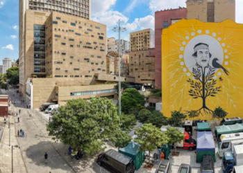 São Paulo inaugura mural em homenagem a Ailton Krenak no Vale do Anhangabaú, como parte das celebrações do Dia dos Povos Indígenas e da Virada Sustentável.